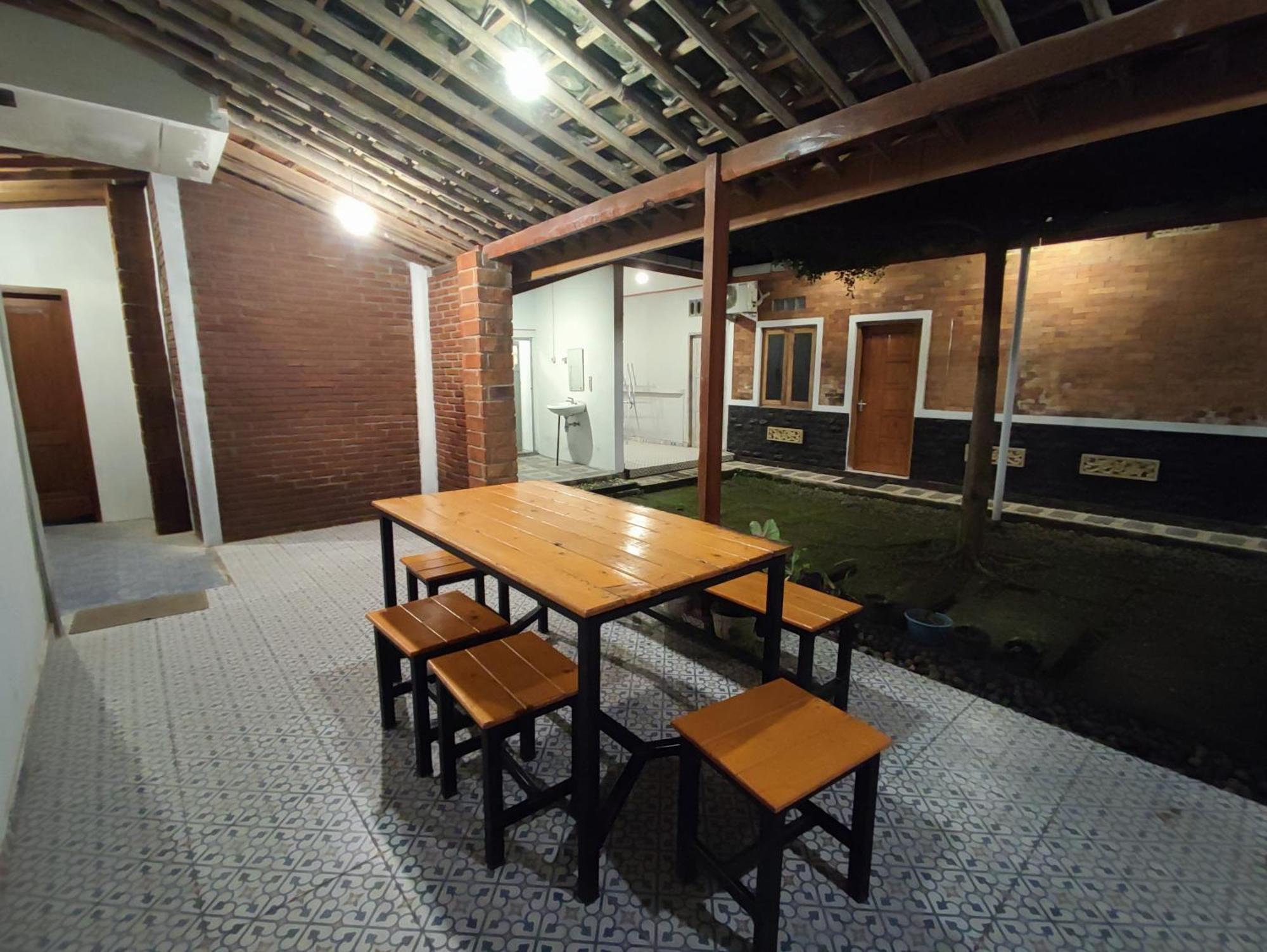 Genthong Homestay Magelang Exteriör bild